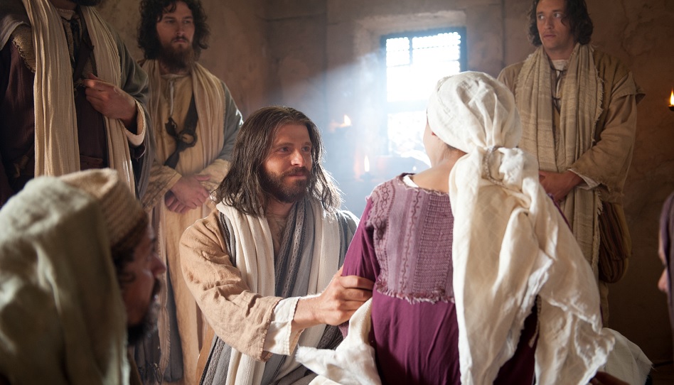 Jesus weckt die Tochter des Jairus von den Toten auf.