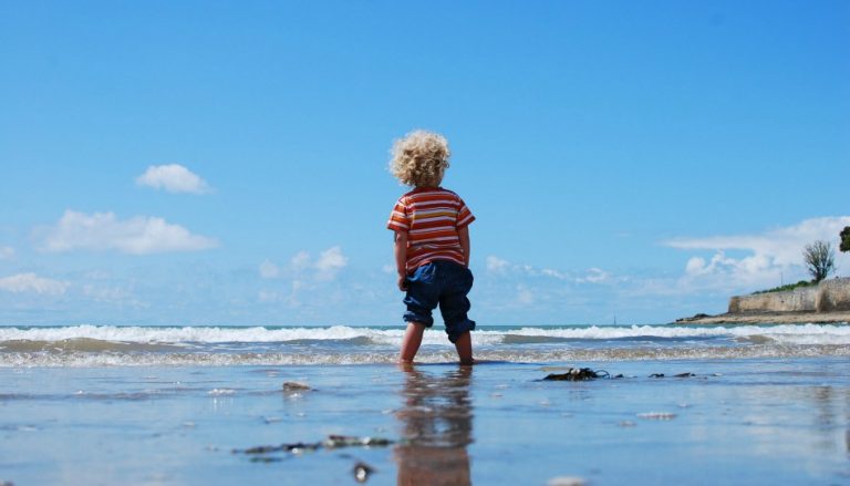 Kind am Strand