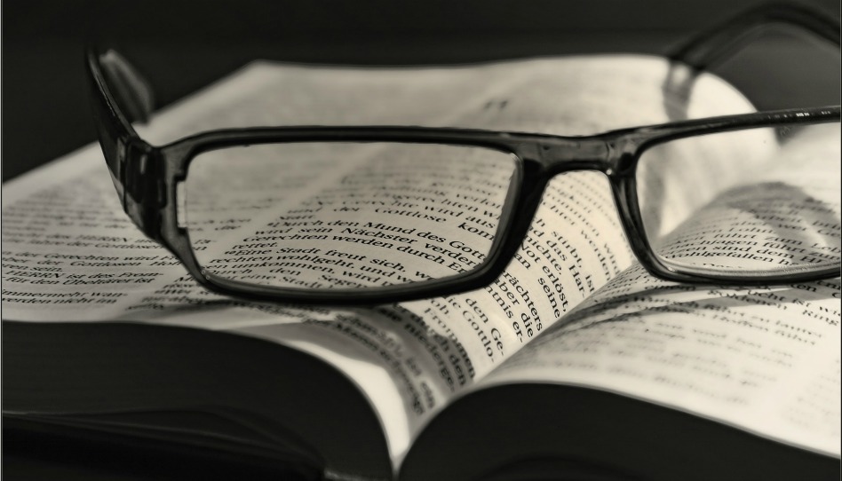 Bibel mit Brille