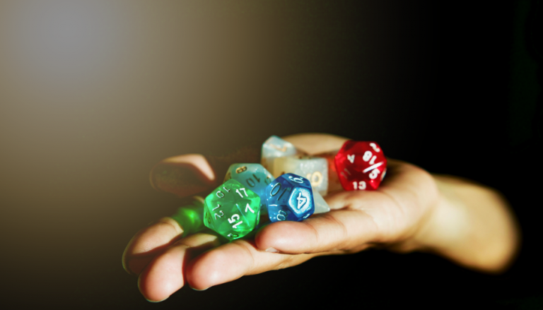 Hand mit Würfeln